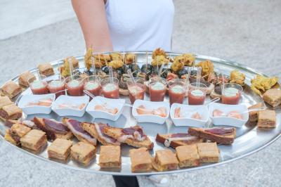 Miniature Location salle Signes (Var) - Château de Cancerilles #9 Mobilier de jardin blanc disposé sur une terrasse en gravier, avec vue sur des vignes et une forêt en arrière-plan.