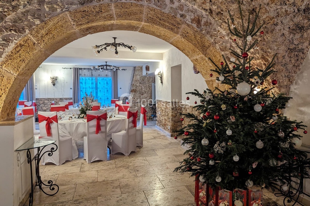 Location salle Signes (Var) - Château de Cancerilles #11 Salle voûtée décorée pour Noël avec un sapin orné de boules rouges et blanches et des tables dressées pour un repas.
