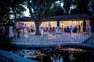 Miniature Location salle Signes (Var) - Château de Cancerilles #11 Mobilier de jardin blanc disposé sur une terrasse en gravier, avec vue sur des vignes et une forêt en arrière-plan.