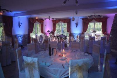 Miniature Location salle Signes (Var) - Château de Cancerilles #20 Mobilier de jardin blanc disposé sur une terrasse en gravier, avec vue sur des vignes et une forêt en arrière-plan.