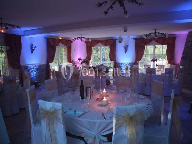 Location salle Signes (Var) - Château de Cancerilles #20 Salle de réception décorée avec des tables rondes, nappes blanches, chaises ornées de nœuds dorés et éclairage tamisé.