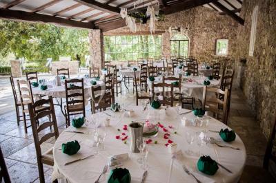 Miniature Location salle Signes (Var) - Château de Cancerilles #13 Mobilier de jardin blanc disposé sur une terrasse en gravier, avec vue sur des vignes et une forêt en arrière-plan.