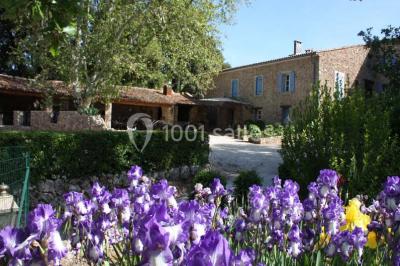 Miniature Location salle Signes (Var) - Château de Cancerilles #38 Mobilier de jardin blanc disposé sur une terrasse en gravier, avec vue sur des vignes et une forêt en arrière-plan.
