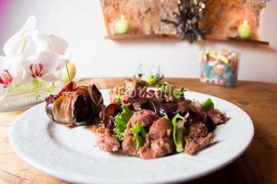 Miniature Location salle Signes (Var) - Château de Cancerilles #32 Mobilier de jardin blanc disposé sur une terrasse en gravier, avec vue sur des vignes et une forêt en arrière-plan.