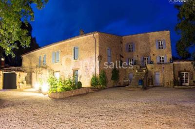 Miniature Location salle Signes (Var) - Château de Cancerilles #36 Mobilier de jardin blanc disposé sur une terrasse en gravier, avec vue sur des vignes et une forêt en arrière-plan.