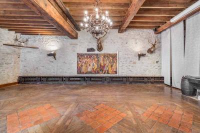 Miniature Location salle Morancé (Rhône) - Château du Pin #9 Statues représentant deux figures humaines et un chien dans un parc avec arbres et ciel dégagé en arrière-plan.