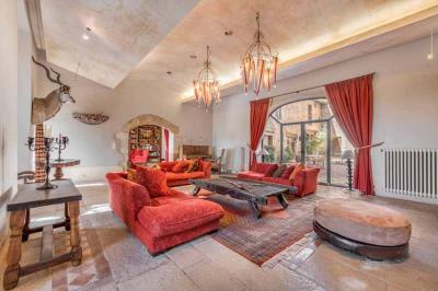 Miniature Location salle Morancé (Rhône) - Château du Pin #11 Statues représentant deux figures humaines et un chien dans un parc avec arbres et ciel dégagé en arrière-plan.