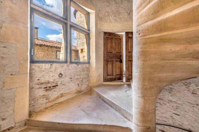 Miniature Location salle Morancé (Rhône) - Château du Pin #12 Statues représentant deux figures humaines et un chien dans un parc avec arbres et ciel dégagé en arrière-plan.