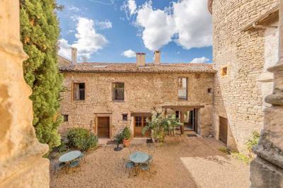 Miniature Location salle Morancé (Rhône) - Château du Pin #14 Statues représentant deux figures humaines et un chien dans un parc avec arbres et ciel dégagé en arrière-plan.