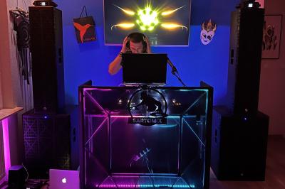 Miniature DJ Agen (Lot-et-Garonne) - Sartomix Dj #1 Un DJ mixe de la musique sur une table de mixage dans un environnement lumineux avec un écran affichant des visuels…