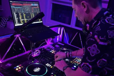 Miniature DJ Agen (Lot-et-Garonne) - Sartomix Dj #2 Un DJ mixe de la musique sur une table de mixage dans un environnement lumineux avec un écran affichant des visuels…