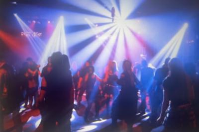 Miniature DJ Agen (Lot-et-Garonne) - Sartomix Dj #3 Un DJ mixe de la musique sur une table de mixage dans un environnement lumineux avec un écran affichant des visuels…