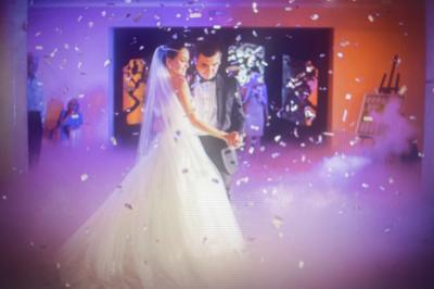 Miniature DJ Agen (Lot-et-Garonne) - Sartomix Dj #4 Un DJ mixe de la musique sur une table de mixage dans un environnement lumineux avec un écran affichant des visuels…