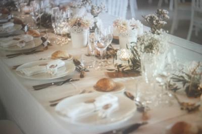 Miniature DJ Agen (Lot-et-Garonne) - Sartomix Dj #5 Un DJ mixe de la musique sur une table de mixage dans un environnement lumineux avec un écran affichant des visuels…