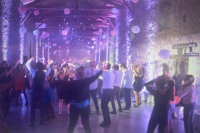 Miniature DJ Agen (Lot-et-Garonne) - Sartomix Dj #7 Un DJ mixe de la musique sur une table de mixage dans un environnement lumineux avec un écran affichant des visuels…