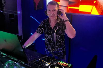 Miniature DJ Agen (Lot-et-Garonne) - Sartomix Dj #6 Un DJ mixe de la musique sur une table de mixage dans un environnement lumineux avec un écran affichant des visuels…