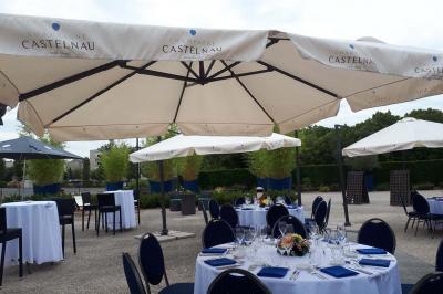 Miniature Location salle Reims (Marne) - Champagne Castelnau - Caveau et Celliers de Réceptions #7 Salle de réception décorée avec des tables rondes, nappes blanches, rubans rouges et tonneaux en arrière-plan.