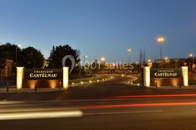 Miniature Location salle Reims (Marne) - Champagne Castelnau - Caveau et Celliers de Réceptions #8 Salle de réception décorée avec des tables rondes, nappes blanches, rubans rouges et tonneaux en arrière-plan.