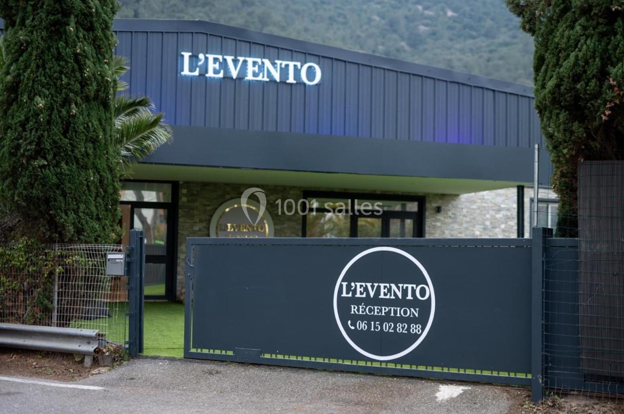 Façade d'un bâtiment nommé ’L'Evento Réception’ avec portail et numéro de téléphone visible sur un panneau.