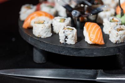 Plat gastronomique composé d'un morceau de viande nappé de sauce et d'un accompagnement de pommes de terre dressées…