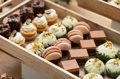 Plat gastronomique composé d'un morceau de viande nappé de sauce et d'un accompagnement de pommes de terre dressées…