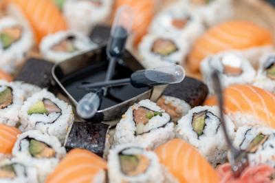 Plat gastronomique composé d'un morceau de viande nappé de sauce et d'un accompagnement de pommes de terre dressées…