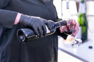 Plat gastronomique composé d'un morceau de viande nappé de sauce et d'un accompagnement de pommes de terre dressées…