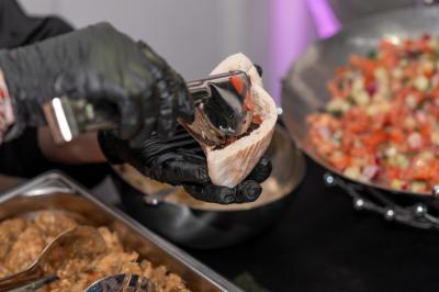 Plat gastronomique composé d'un morceau de viande nappé de sauce et d'un accompagnement de pommes de terre dressées…