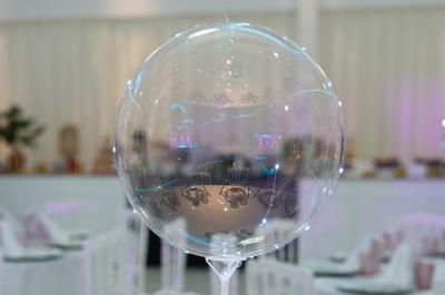 Plat gastronomique composé d'un morceau de viande nappé de sauce et d'un accompagnement de pommes de terre dressées…