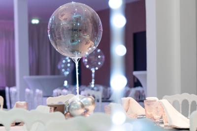 Plat gastronomique composé d'un morceau de viande nappé de sauce et d'un accompagnement de pommes de terre dressées…