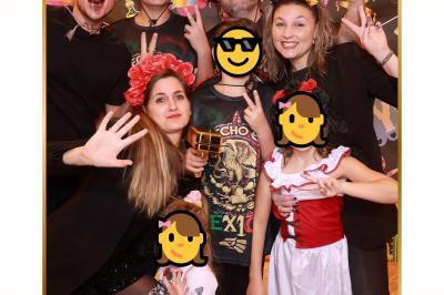 Quatre bandes de photos imprimées montrant des personnes souriantes dans un photomaton, posées sur une surface grise.