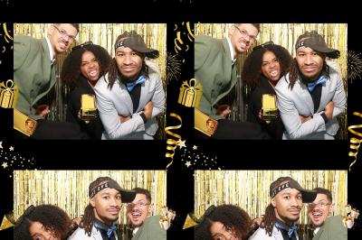 Quatre bandes de photos imprimées montrant des personnes souriantes dans un photomaton, posées sur une surface grise.