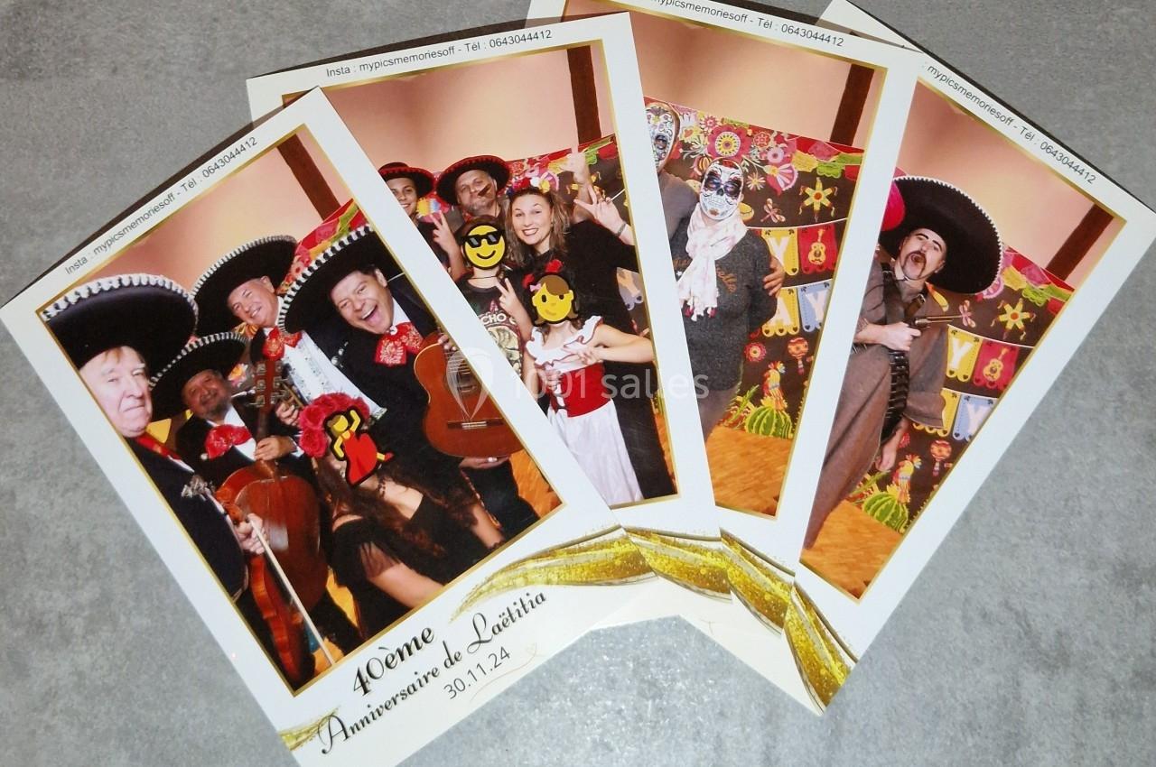 Quatre photos imprimées montrant des personnes en costumes mexicains avec des décorations festives en arrière-plan.