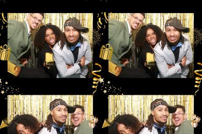 Miniature Photo digitale bandelettes Accessoires de fête colorés sur une table en bois, incluant lunettes, moustaches, micro et pistolets dorés.