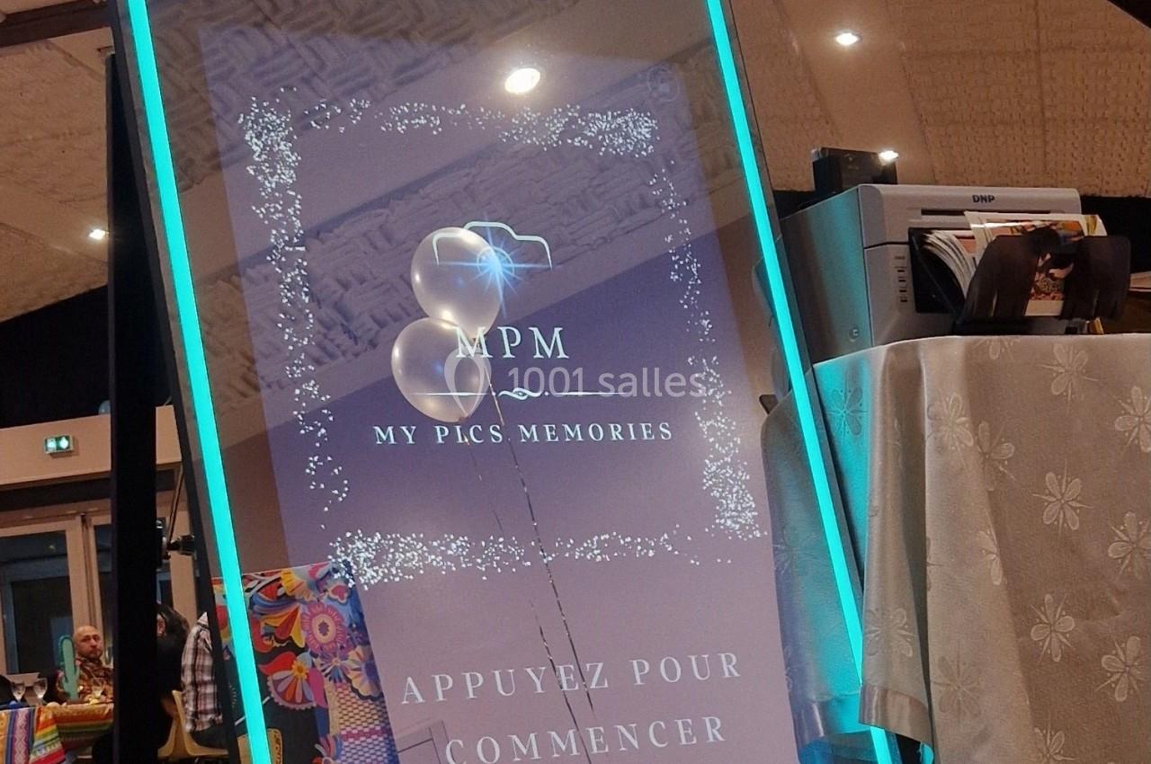 Miroir photobooth interactif avec éclairage LED, installé dans une salle événementielle.