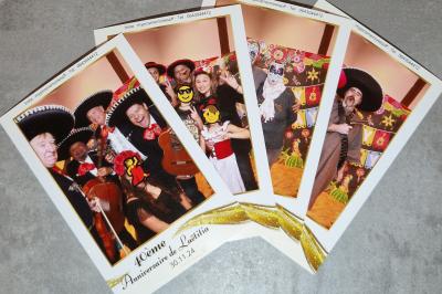 Miniature Photos 10x15 cm Accessoires de fête colorés sur une table en bois, incluant lunettes, moustaches, micro et pistolets dorés.