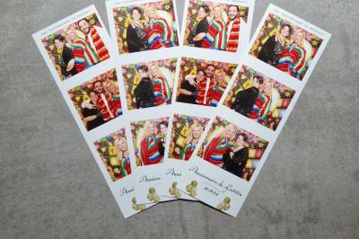 Miniature Photos bandelettes Accessoires de fête colorés sur une table en bois, incluant lunettes, moustaches, micro et pistolets dorés.