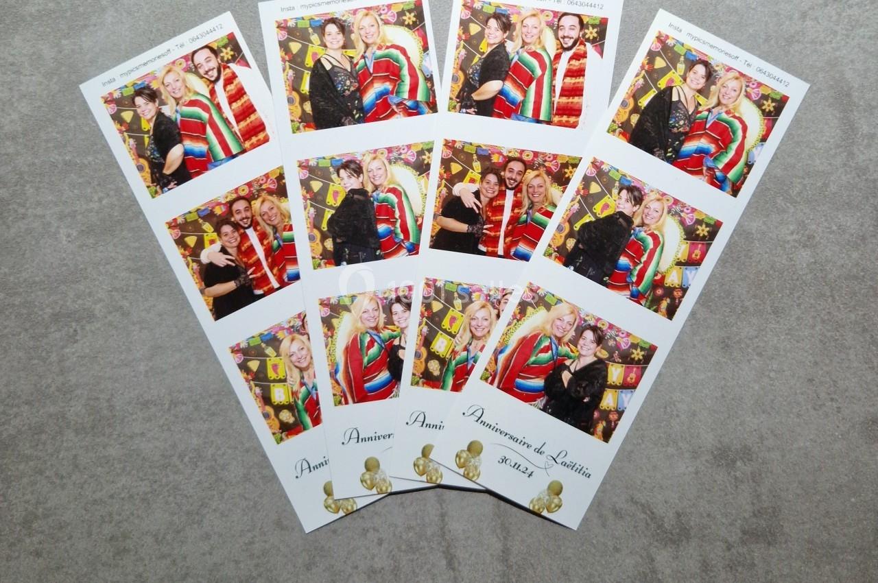 Quatre planches de photos imprimées montrant des personnes souriantes en tenue colorée, posant devant un décor festif.