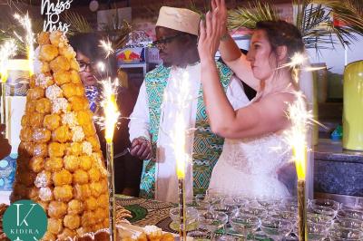 Assiette de foie gras avec pain et fleurs comestibles, accompagnée d'une salade colorée sur une autre assiette.