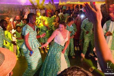 Assiette de foie gras avec pain et fleurs comestibles, accompagnée d'une salade colorée sur une autre assiette.