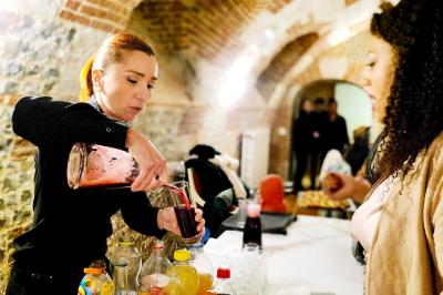 Assiette de foie gras avec pain et fleurs comestibles, accompagnée d'une salade colorée sur une autre assiette.