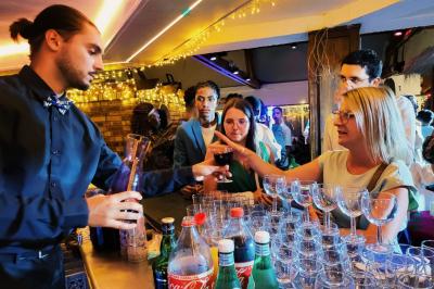 Miniature Traiteur Maromme (Seine-Maritime) - Kidira Traiteur  #3 Assiette de foie gras avec pain et fleurs comestibles, accompagnée d'une salade colorée sur une autre assiette.