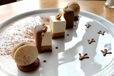 Miniature Traiteur Maromme (Seine-Maritime) - Kidira Traiteur  #8 Assiette de foie gras avec pain et fleurs comestibles, accompagnée d'une salade colorée sur une autre assiette.