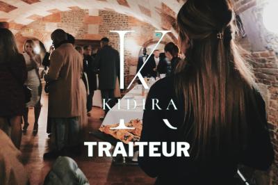 Miniature Traiteur Maromme (Seine-Maritime) - Kidira Traiteur  #10 Assiette de foie gras avec pain et fleurs comestibles, accompagnée d'une salade colorée sur une autre assiette.