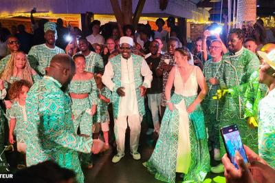 Miniature Traiteur Maromme (Seine-Maritime) - Kidira Traiteur  #11 Assiette de foie gras avec pain et fleurs comestibles, accompagnée d'une salade colorée sur une autre assiette.