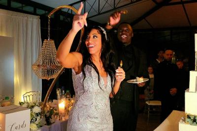 Miniature Traiteur Maromme (Seine-Maritime) - Kidira Traiteur  #13 Assiette de foie gras avec pain et fleurs comestibles, accompagnée d'une salade colorée sur une autre assiette.