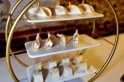 Miniature Traiteur Maromme (Seine-Maritime) - Kidira Traiteur  #14 Assiette de foie gras avec pain et fleurs comestibles, accompagnée d'une salade colorée sur une autre assiette.