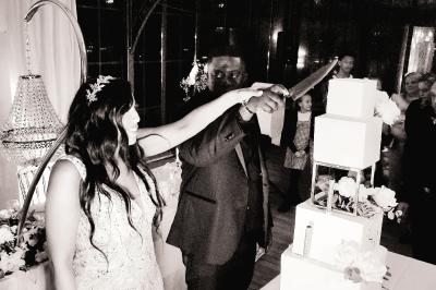 Miniature Traiteur Maromme (Seine-Maritime) - Kidira Traiteur  #15 Assiette de foie gras avec pain et fleurs comestibles, accompagnée d'une salade colorée sur une autre assiette.