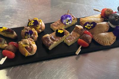 Miniature Traiteur Maromme (Seine-Maritime) - Kidira Traiteur  #20 Assiette de foie gras avec pain et fleurs comestibles, accompagnée d'une salade colorée sur une autre assiette.