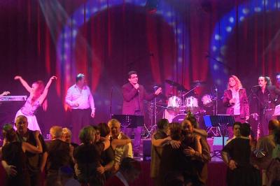 Miniature DJ Pantin (Seine-Saint-Denis) - Frontiere Live #5 Un groupe de musiciens joue sur scène, avec une chanteuse, un accordéoniste, un saxophoniste et un pianiste.